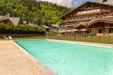 La piscine et l'hôtel La Chemenaz