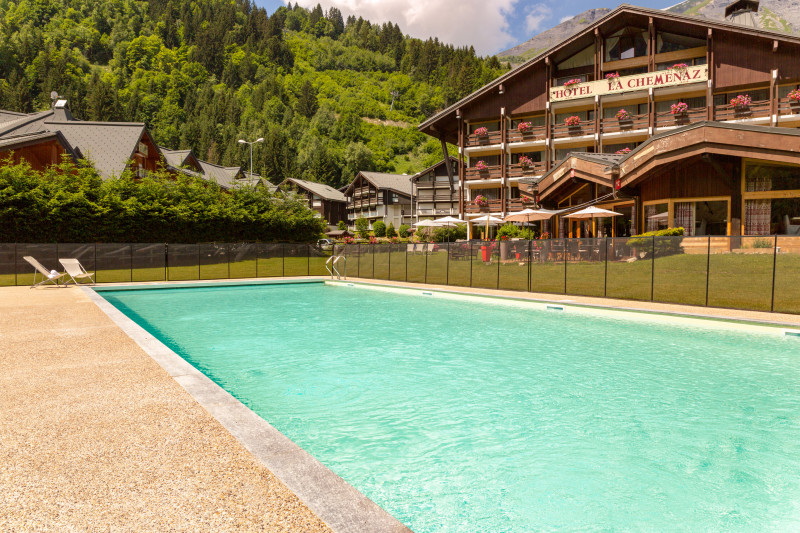 La piscine et l'hôtel La Chemenaz La piscine et l'hôtel La Chemenaz